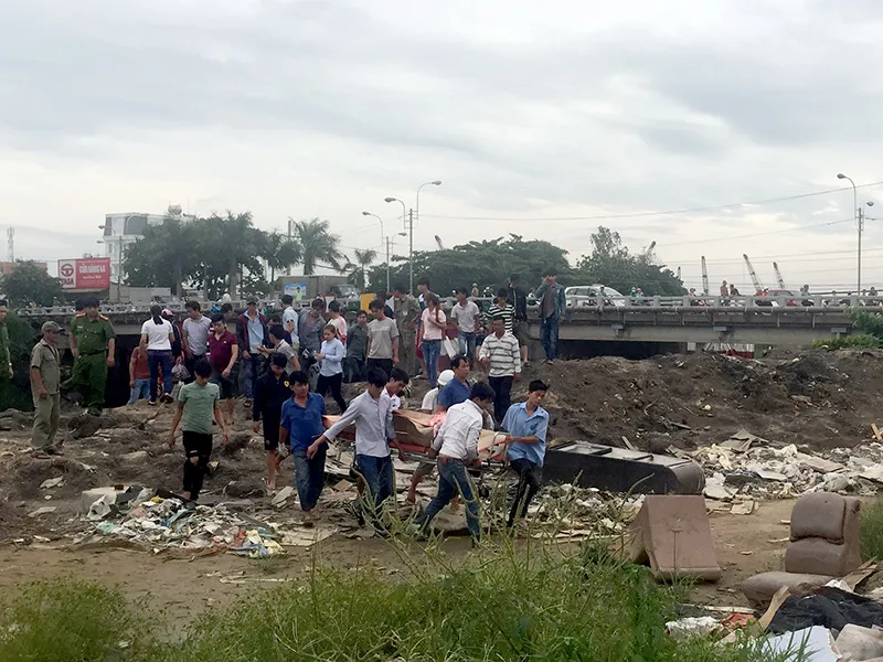 Thi thể nam thanh sau đó được đưa về nhà xác để phục vụ điều tra 